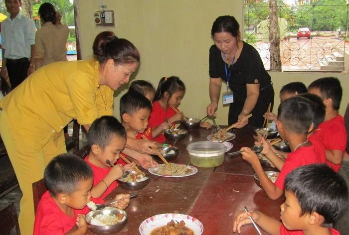 “Bữa cơm tình thương” cho học sinh xa nhà