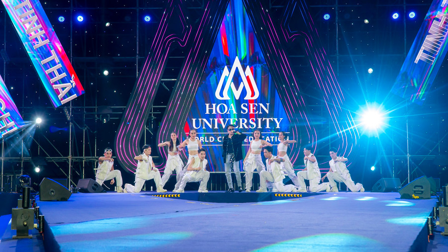 Chương trình ca nhạc hoành tráng phục vụ sinh viên. Chương trình ca nhạc hoành tráng phục vụ sinh viên.