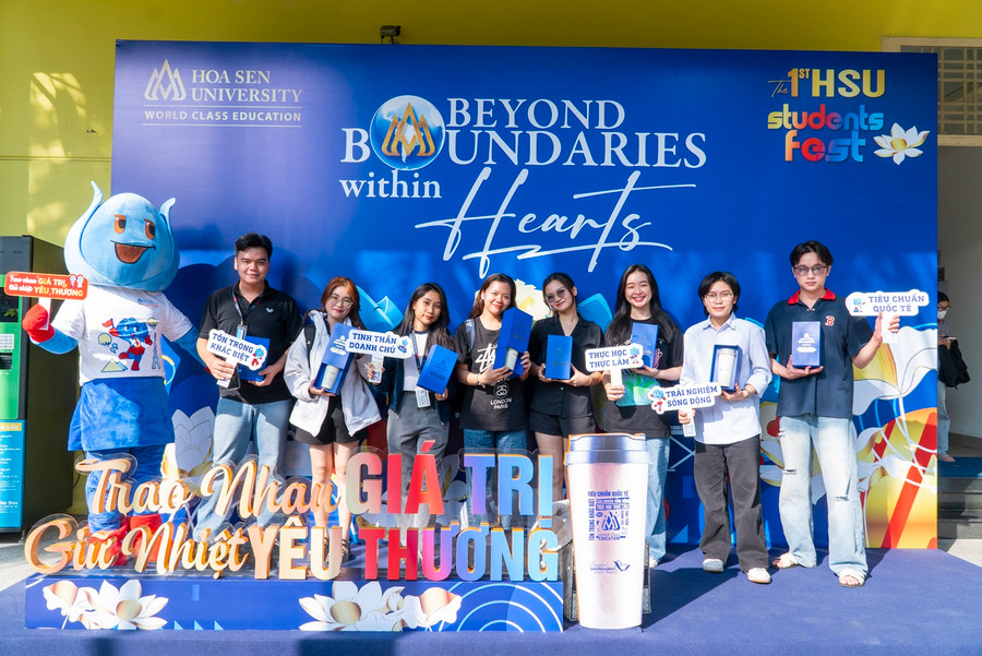 Sinh viên HSU vui vì nhận được sự quan tâm của Ban giám hiệu nhà trường. Sinh viên HSU vui vì nhận được sự quan tâm của Ban giám hiệu nhà trường.