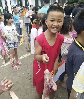 Các em có thể chia sẻ phần thưởng với gia đình. Các em có thể chia sẻ phần thưởng với gia đình. Ảnh: SCMP