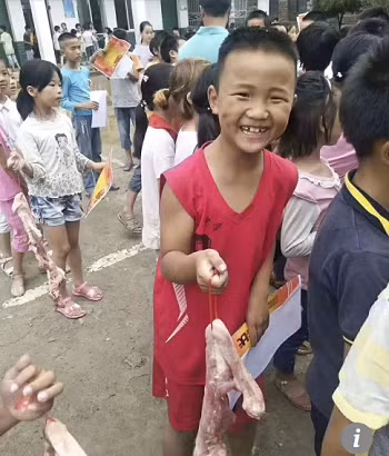 Các em có thể chia sẻ phần thưởng với gia đình. Ảnh: SCMP