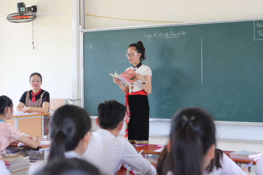 Cô trò lớp 12C1 trong giờ học trên lớp Cô trò lớp 12C1 trong giờ học trên lớp