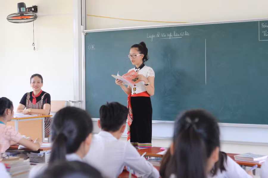 Cô trò lớp 12C1 trong giờ học trên lớp