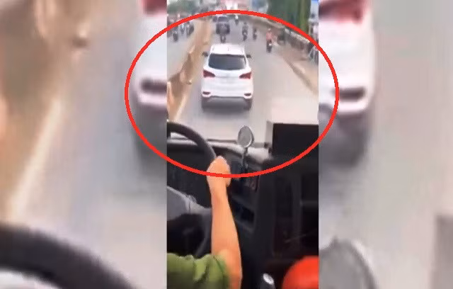 TPHCM: Xác định được ô tô nhất quyết không nhường đường cho xe cứu hỏa