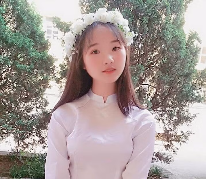 Em Nguyễn Thị Hồng Bích là một trong hai nữ sinh trường huyện đạt điểm 27 trở lên trong kỳ thi THPT quốc gia vừa qua