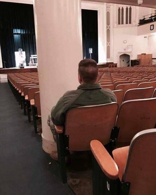 Chỗ ngồi giá rẻ. Chỗ ngồi giá rẻ.