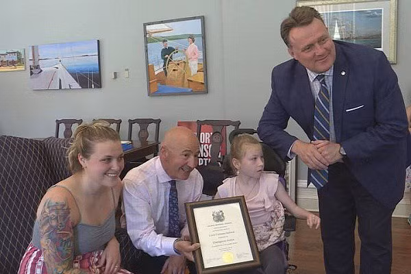 Dù bị bại não, cô bé 9 tuổi vẫn cứu sống em trai mình bằng cách đáng kinh ngạc - Hình 4