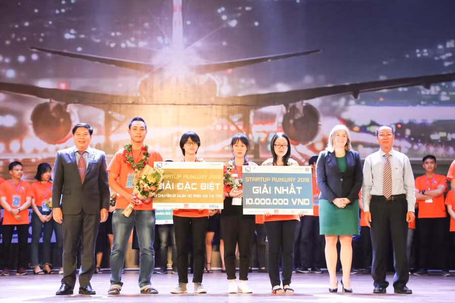 Các SV đạt giải trong cuộc thi Khởi nghiệp Startup Runway 2018 do Trường ĐH Kinh tế - ĐH Đà Nẵng phối hợp với Học viện Cork (Ai – len) tổ chức