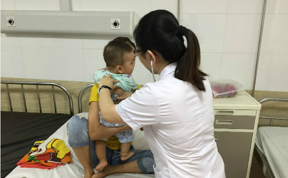 Vỗ rung long đờm cho trẻ chỉ áp dụng với trẻ bị ho đờm. Ảnh: L.Q