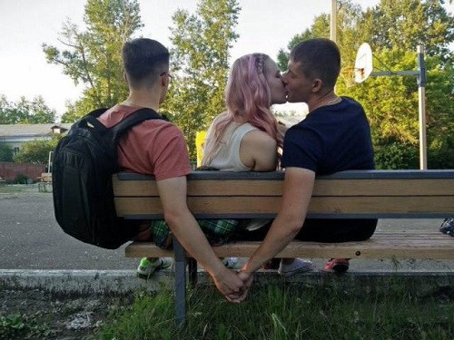 Tình yêu không có lỗi, lỗi tại bạn thân. Tình yêu không có lỗi, lỗi tại bạn thân.