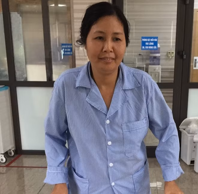 Ngã từ giường xuống đất, người phụ nữ bị liệt chân trái