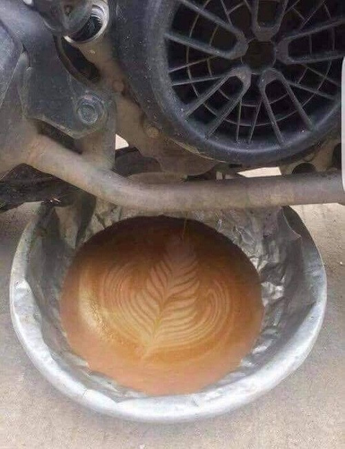 Khi thợ pha chế thay nhớt xe. Khi thợ pha chế thay nhớt xe.