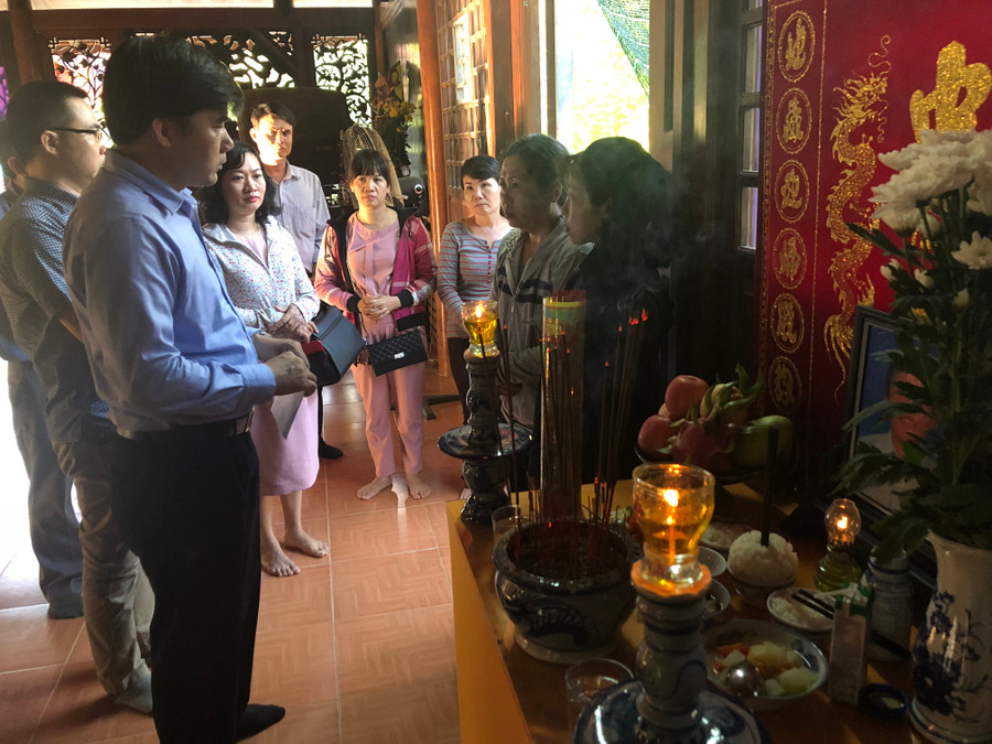 Đoàn công tác Bộ GD&ĐT động viên chia sẻ với gia đình em Hoàng Bách