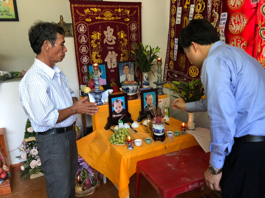 Ông Bùi Văn Linh thay mặt lãnh đạo Bộ GD&ĐT chia sẻ mất mát với người thân thầy giáo Phong