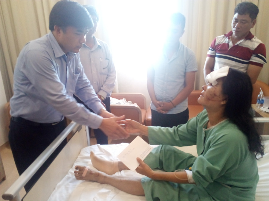 x Đoàn công tác Bộ GD&ĐT thăm hỏi động viên gia đình bị nạn tại bệnh viện