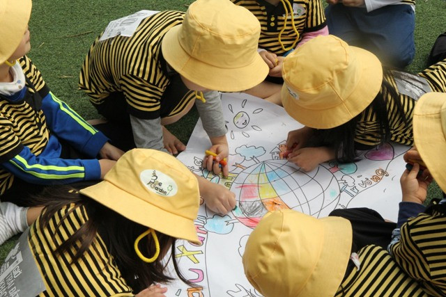 Giờ học vẽ ngoài trời mang lại nhiều hứng thú cho trẻ mầm non Giờ học vẽ ngoài trời mang lại nhiều hứng thú cho trẻ mầm non