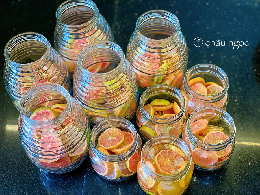 Mỗi quả chanh thái 4-5 lát, không nên thái mỏng quá. Mỗi quả chanh thái 4-5 lát, không nên thái mỏng quá.