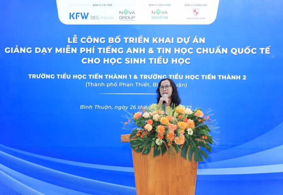 Bà Nguyễn Thị Thu Huyền – Hiệu trưởng Trường Tiểu học Tiến Thành 1 vui mừng khi các em học sinh của trường được tiếp cận phương pháp dạy học Tiếng Anh và Tin học chuẩn quốc tế
