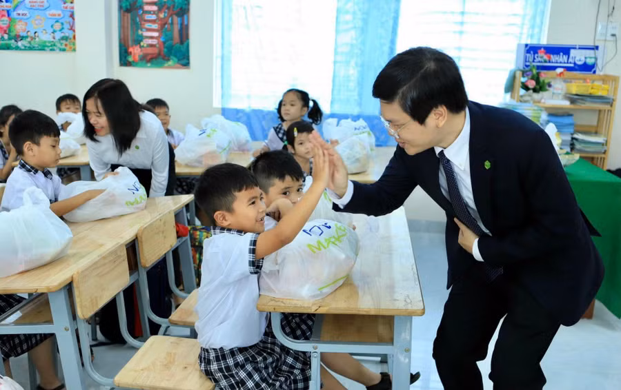 Các em học sinh vui mừng khi được nhận những phần quà ý nghĩa từ NovaGroup