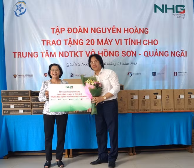 Ông Hoàng Quốc Việt –Chủ tịch Tập đoàn Nguyễn Hoàng trao máy vi tính cho Trung tâm 