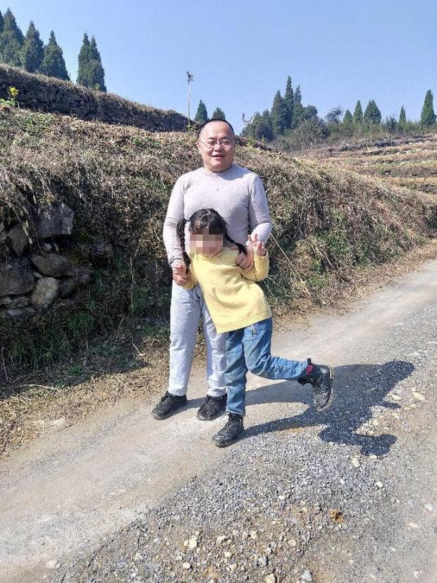 Ngụy Vĩnh Khang và con gái.