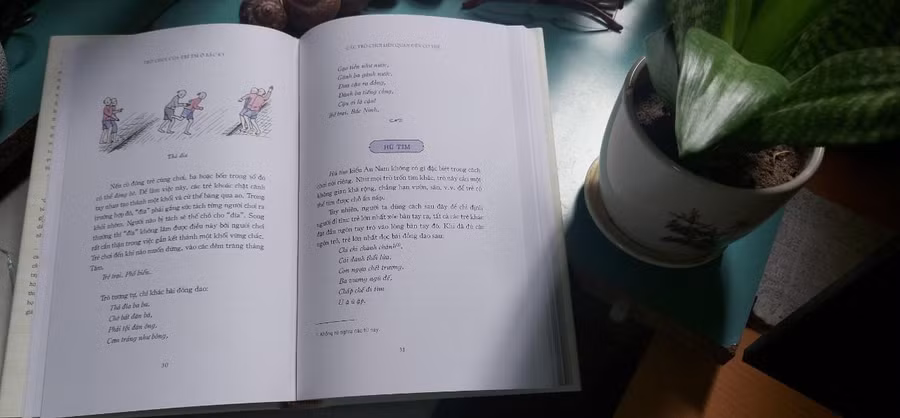 Cuốn sách "Trò chơi của trẻ em ở Bắc Kỳ" đưa độc giả đến với thế giới giải trí vô tư, hồn nhiên. Ảnh: Bình Thanh