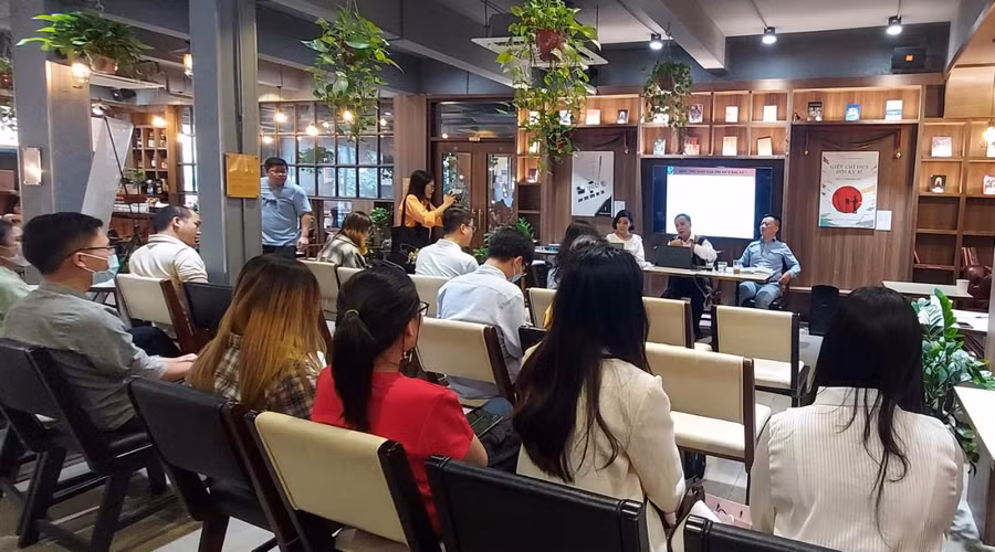 Độc giả trẻ hào hứng đọc những câu đồng dao trong buổi ra mắt sách "Trò chơi của trẻ em ở Bắc Kỳ". Ảnh: Bình Thanh