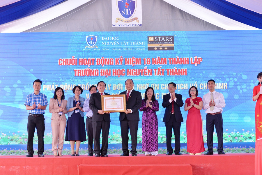 Thủ tướng trao tặng bằng khen của Chính phủ cho Trường Đại học Nguyễn Tất Thành