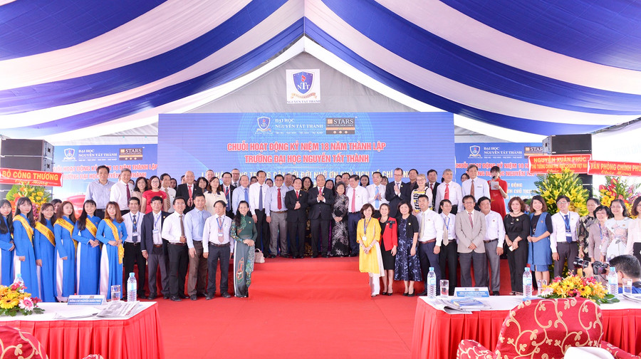 Các đại biểu chụp hình kỉ niệm cùng Thủ tướng Nguyễn Xuân Phúc