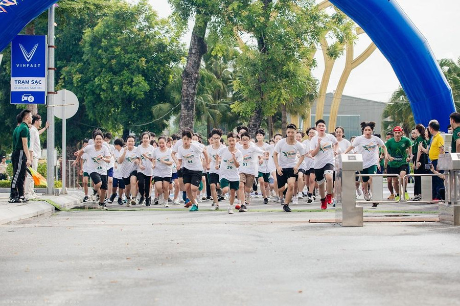 Giải chạy đã thu hút đông đảo học sinh, sinh viên và phụ huynh tham gia. Giải chạy đã thu hút đông đảo học sinh, sinh viên và phụ huynh tham gia.