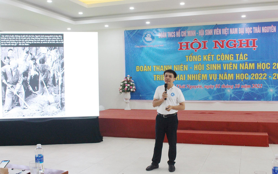 TS Nguyễn Quang Đông, Chủ tịch Hội sinh viên Đại học Thái Nguyên tập huấn cho sinh viên.