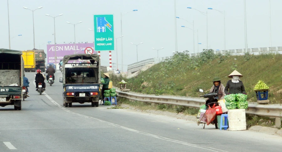 Hoạt động kinh doanh hoa quả diễn ra nhộn nhịp trên đường dẫn cầu Thanh Trì