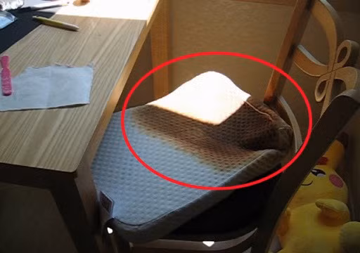 Đệm cao su cháy đen do bị nắng chiếu vào. (Ảnh: Yonhap)