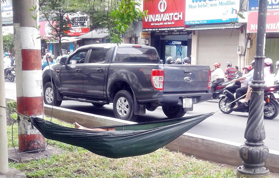 Cảnh mắc võng nằm ngủ như ở nhà (ảnh chụp sáng 30/7/2018)