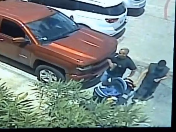 Chiếc xe tải những kẻ trộm dùng đã bị ghi hình lại