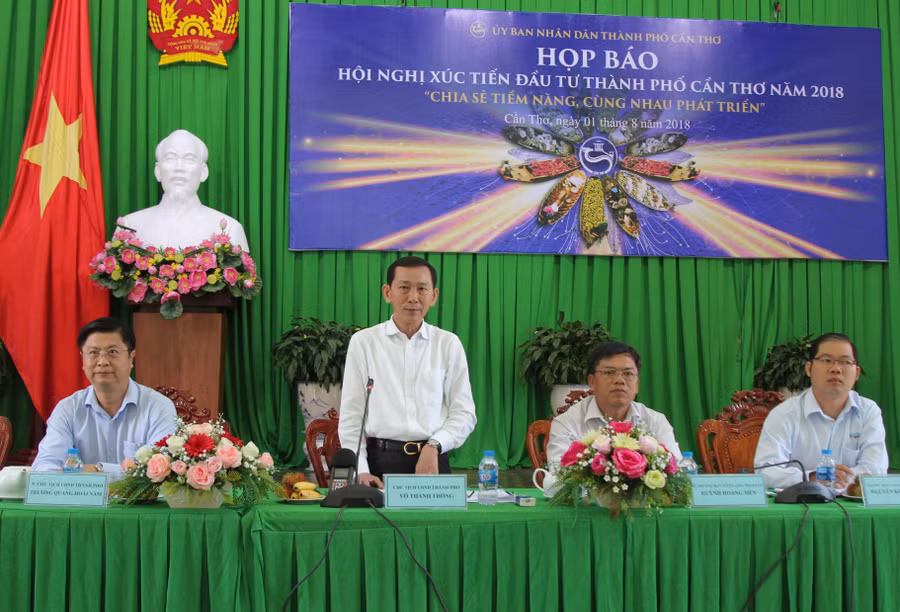 : Ông Võ Thành Thông – Chủ tịch UBND TP Cần Thơ trao đổi tại buổi họp báo