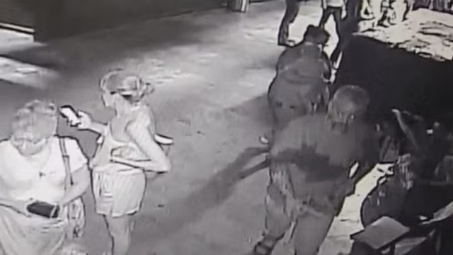 Ly kỳ vụ trộm cá mập trong khu thủy sinh ảnh 1