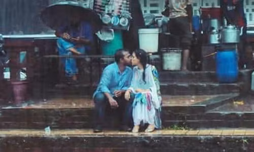 Nhiếp ảnh gia gặp rắc rối lớn khi chụp cặp đôi hôn dưới mưa