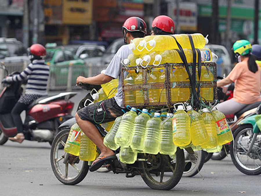 Nước tẩy rửa không rõ nguồn gốc còn được bán rong Nước tẩy rửa không rõ nguồn gốc còn được bán rong