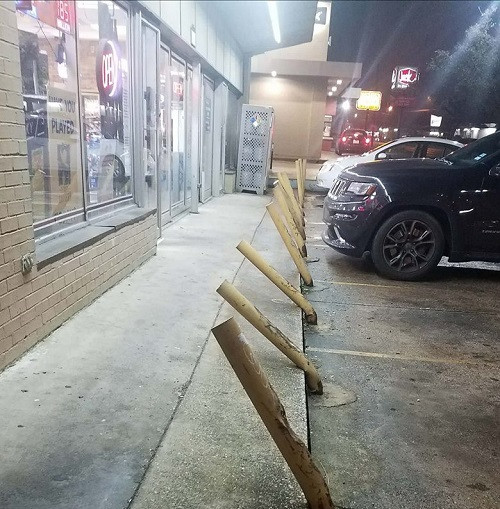 Bãi đỗ xe của một quán rượu. Bãi đỗ xe của một quán rượu.