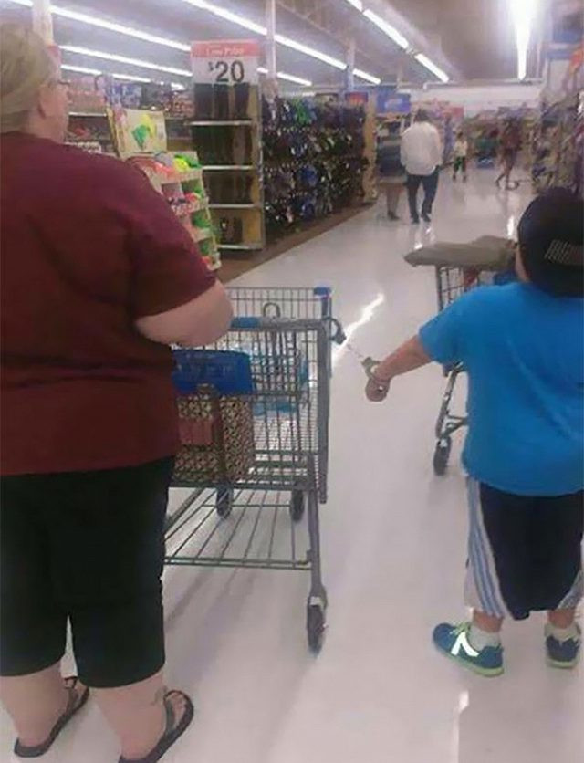 Sốc khi bắt gặp những hình ảnh lạ kỳ trong siêu thị ảnh 9 Sốc khi bắt gặp những hình ảnh lạ kỳ trong siêu thị - Hình 9