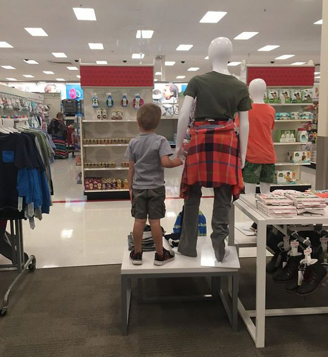 Sốc khi bắt gặp những hình ảnh lạ kỳ trong siêu thị ảnh 2 Sốc khi bắt gặp những hình ảnh lạ kỳ trong siêu thị - Hình 2