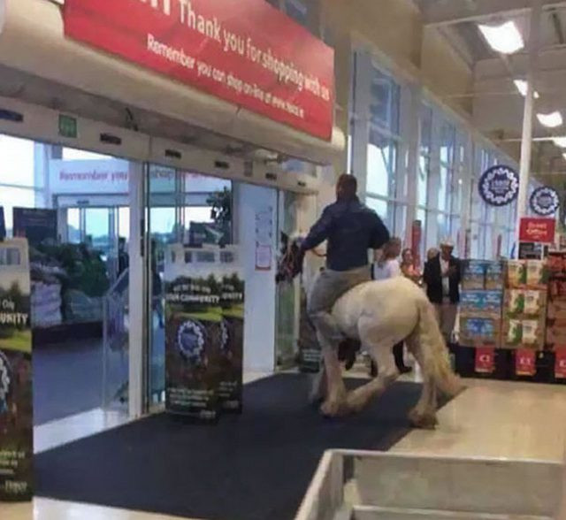 Sốc khi bắt gặp những hình ảnh lạ kỳ trong siêu thị ảnh 11 Sốc khi bắt gặp những hình ảnh lạ kỳ trong siêu thị - Hình 11