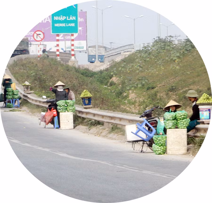 Bất chấp mọi nguy hiểm với người và phương tiện