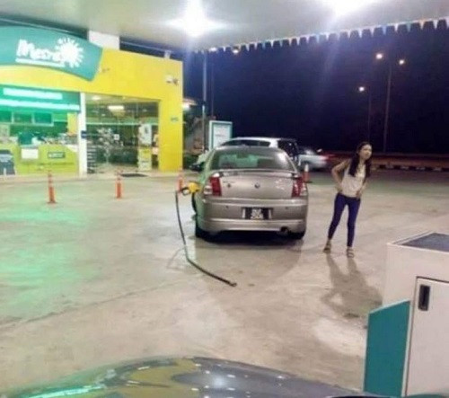 Đổ xăng lãi thêm vòi bơm. Đổ xăng lãi thêm vòi bơm.
