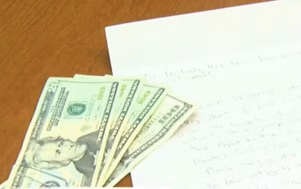 Cắn rứt vì hành động của mình, tên trộm đã gửi lại toàn bộ số tiền và một lá thư xin lỗi nạn nhân