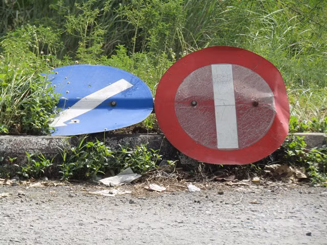 Hai biển báo đổ rạp ven đường đã gần nửa năm nay (ảnh chụp ngày 1/8/2018) Hai biển báo đổ rạp ven đường đã gần nửa năm nay (ảnh chụp ngày 1/8/2018)