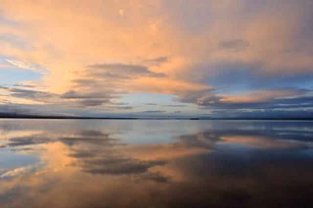 Hồ nước đẹp và tĩnh lặng như một chiếc gương soi bầu trời ảnh 4