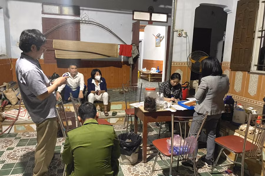 Lực lượng chức năng đến điều tra nguyên nhân vụ ngộ độc rượu. Ảnh: Chi cục An toàn vệ sinh thực phẩm Nghệ An.