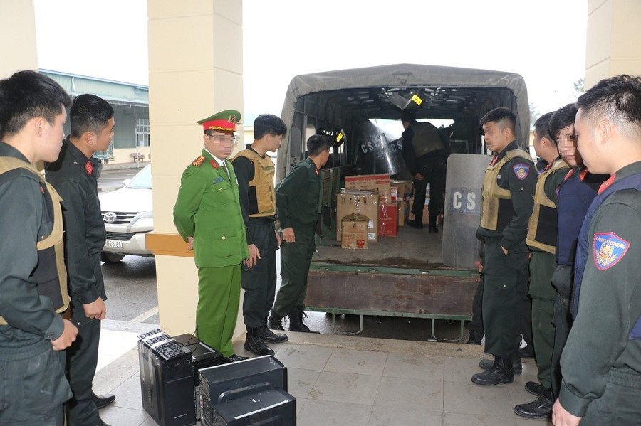 Lực lượng Công an thu giữ các tài liệu liên quan đến hành vi nhận hối lộ. Ảnh: CANA. Lực lượng Công an thu giữ các tài liệu liên quan đến hành vi nhận hối lộ. Ảnh: CANA.
